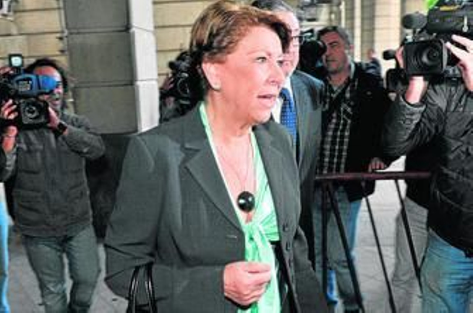 Magdalena Álvarez a la salida de los juzgados de Sevilla.