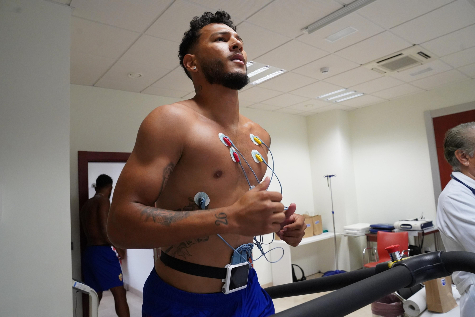 Luis Suárez realiza carrera continua sobre la cinta durante las pruebas médicas.
