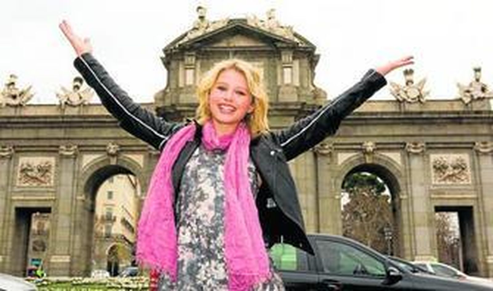 Alexandra ante la madrileña Puerta de Alcalá en su reciente visita.