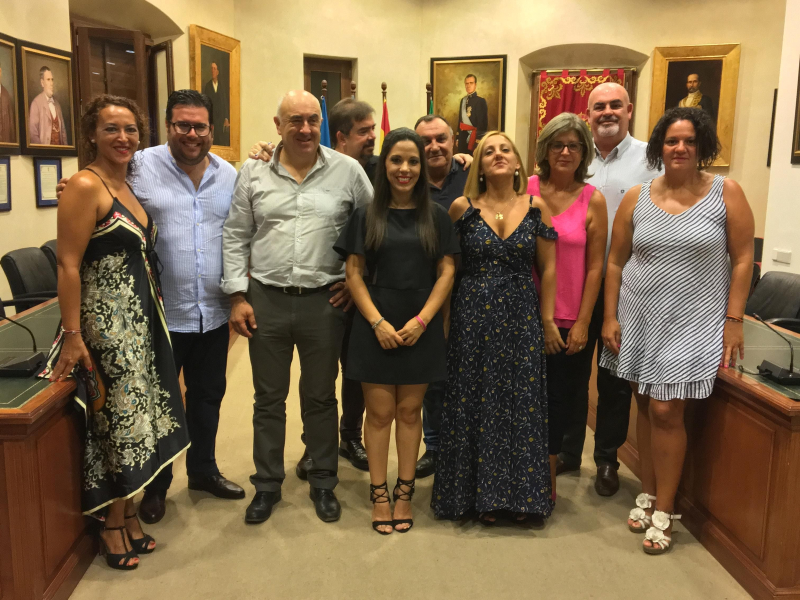 Raquel Desireé, en el centro, pregonera nervense, en el salón de actos del Ayuntamiento.