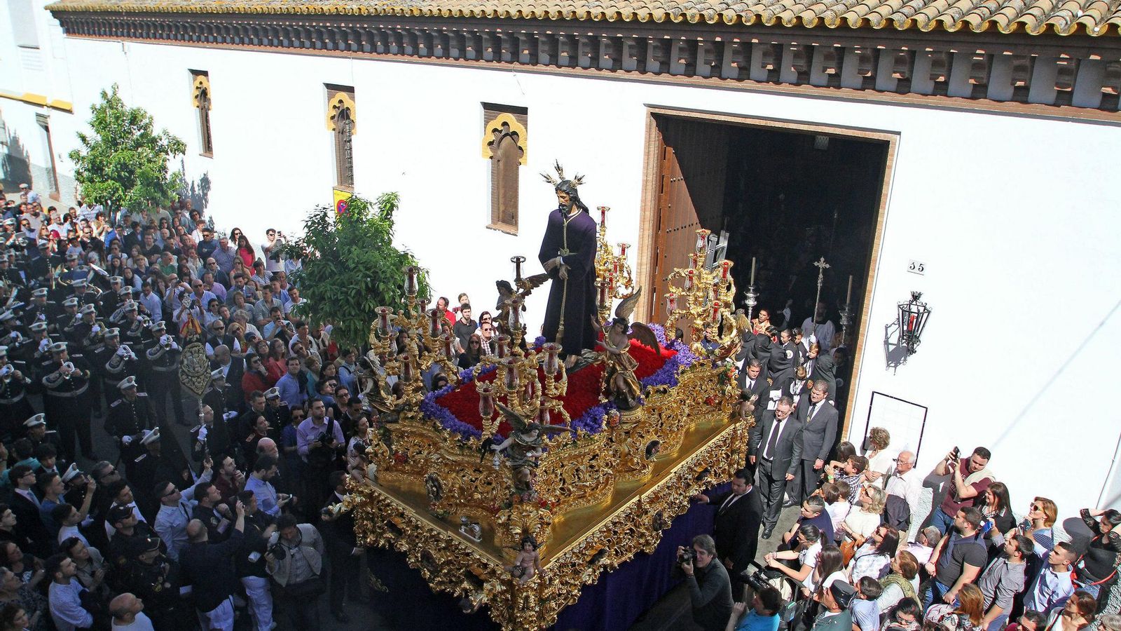 El Cautivo de Santa Genoveva saliendo de su iglesia.