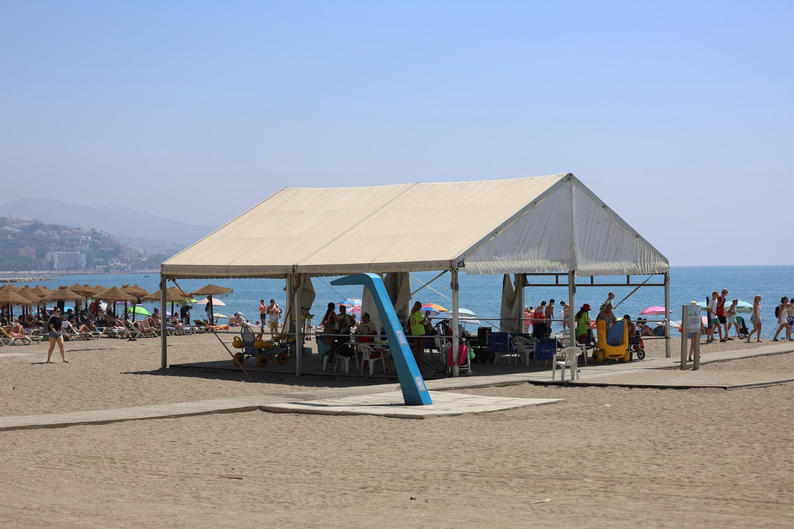 Zona de accesibilidad en la playa de la Malagueta. Zona de accesibilidad en la playa de la Malagueta.