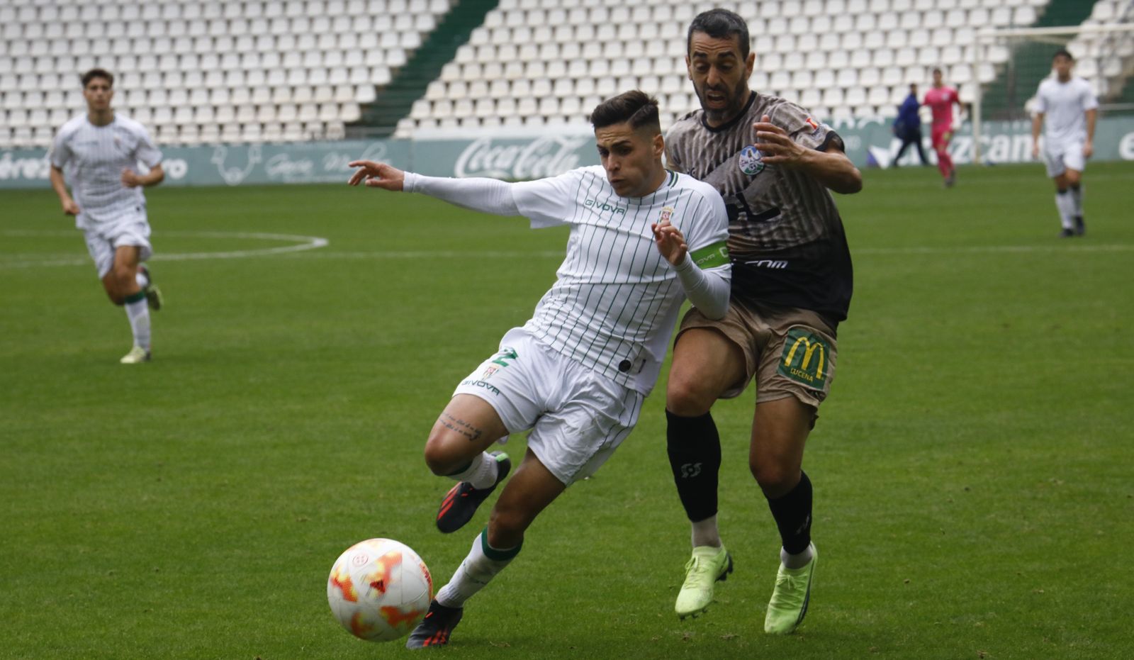 Rafa Castillo es presionado por Antonio Pino durante el CCF B - Ciudad de Lucena.