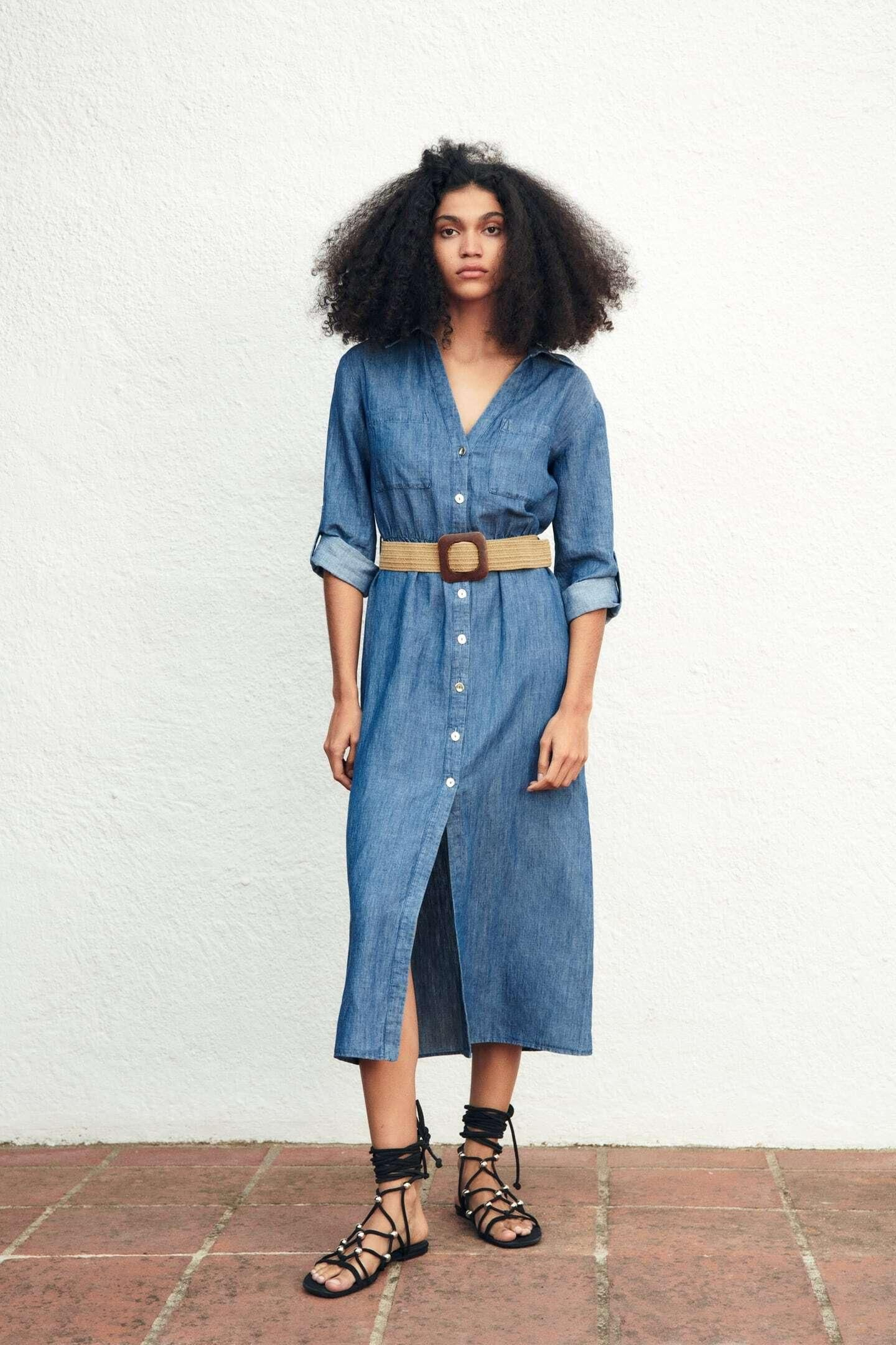 Vestido camisero vaquero de Zara.