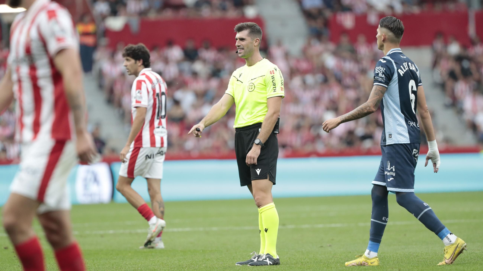 Moreno Aragón sonríe durante el Sporting - Córdoba CF.