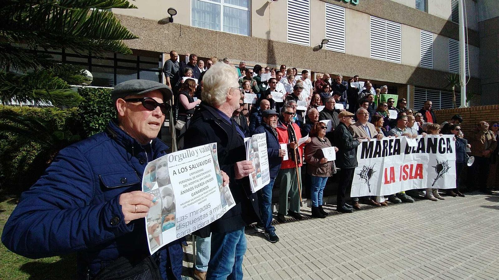 Concentración de Marea Blanca a las puertas del hospital de San Carlos, en San Fernando.