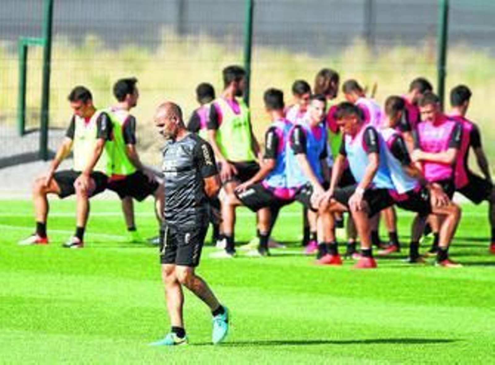 Los jugadores calientan, con Jémez en primer plano, en el entreno de ayer.