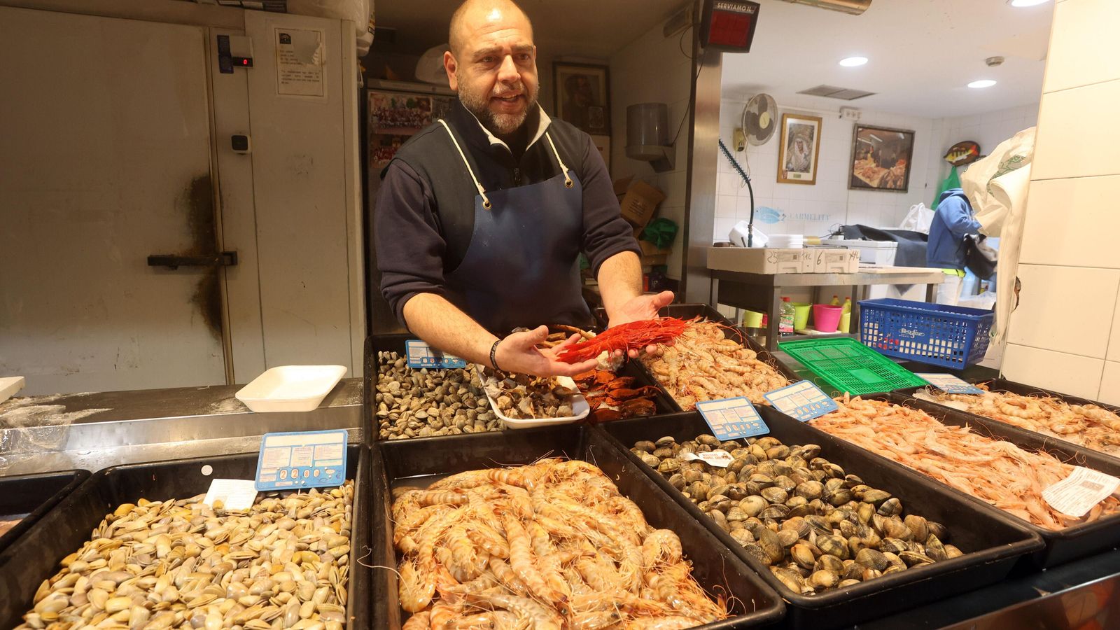 Joaquín Pérez-Aranda en su puesto del mercado de Triana