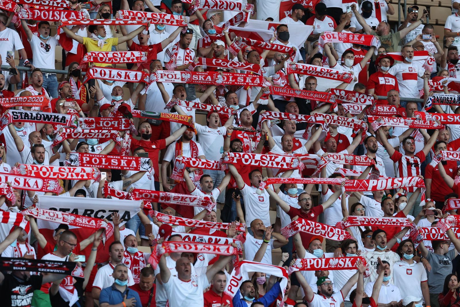 Aficionados de la sección polaca en el estadio de la Cartuja durante la disputa del partido entre España y Polonia.