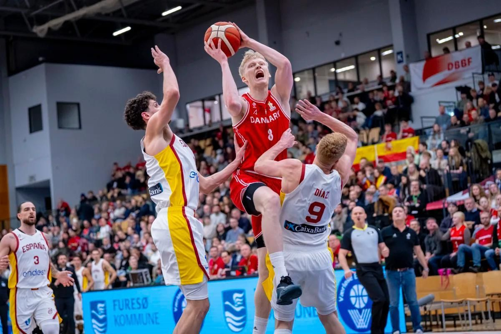 Cómodo inicio de la España de Chus Mateo con un buen Alberto Díaz