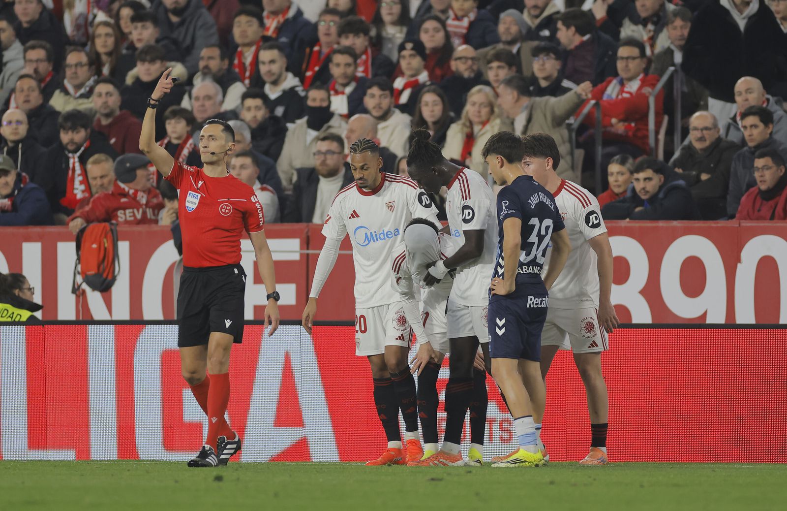 Vargas se tapa la cara arropado por Sow, Mendy y Oso tras lesionarse.