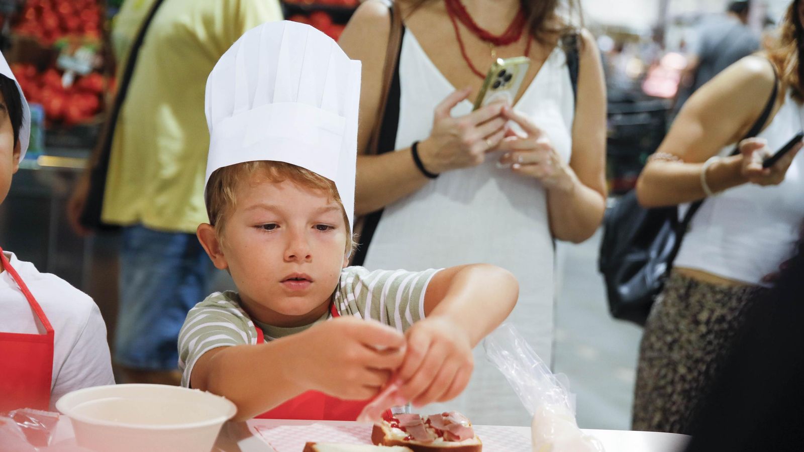 Las imágenes del taller infantil de cocina en el mercado de Almería