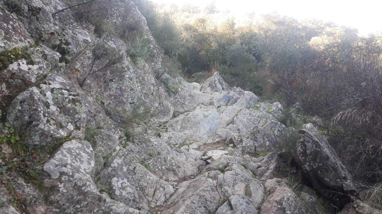 Hay que atravesar una zona con muchas piedras.