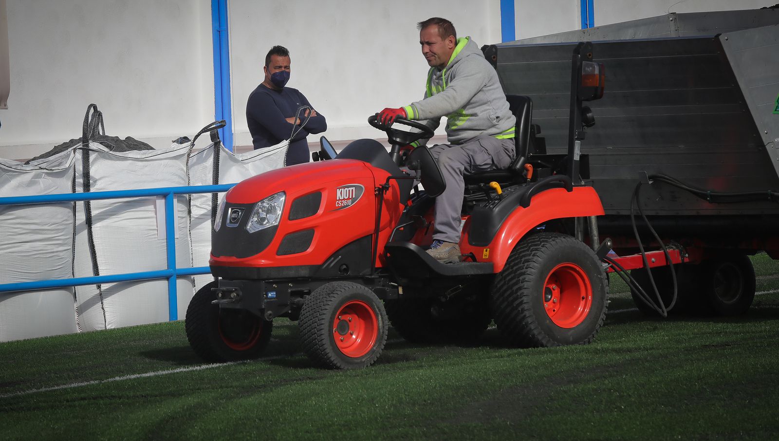 Así luce el Estadio Municipal de Guadalcacín tras el cambio de césped