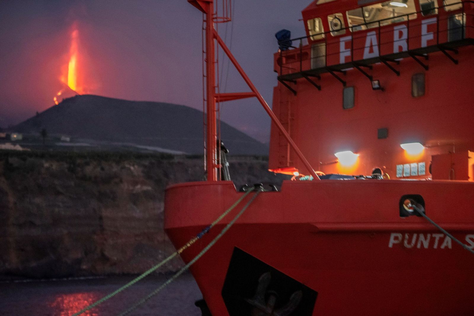 El buque Punta Salinas de la Armada Española continúa movilizado en la isla de La Palma por la erupción del volcán  en Cumbre  Vieja