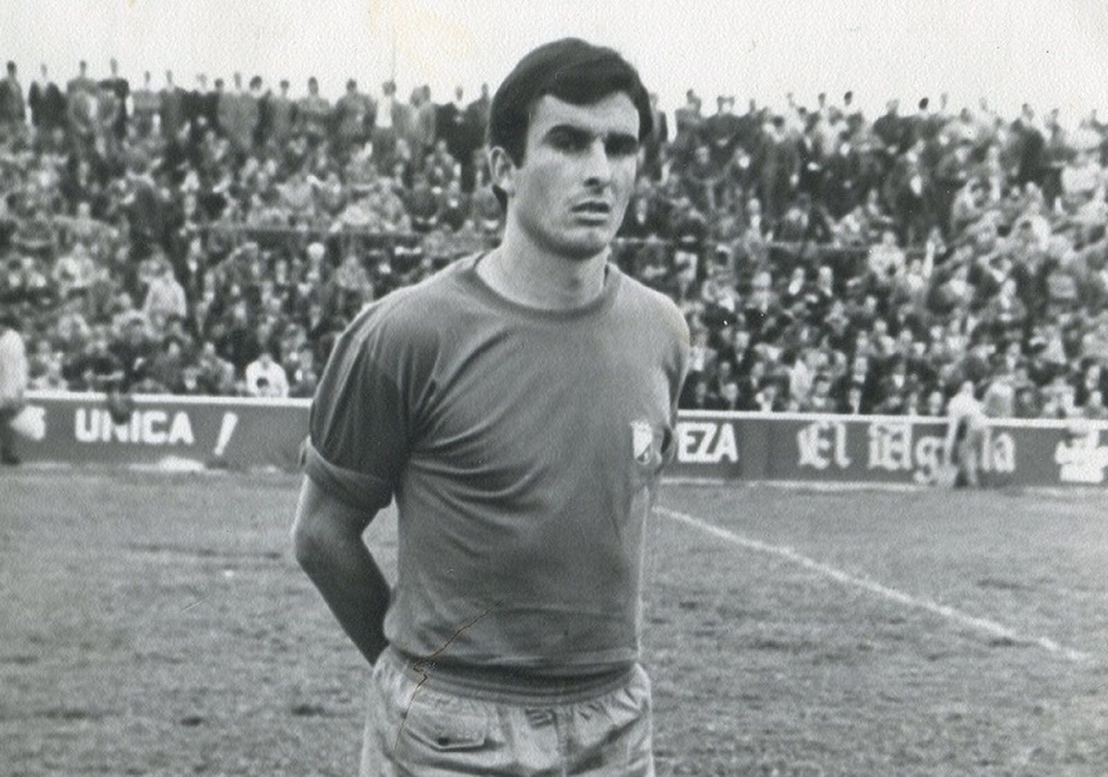 Prieto posa con la camiseta del Xerez CD en La Condomina de Murcia.