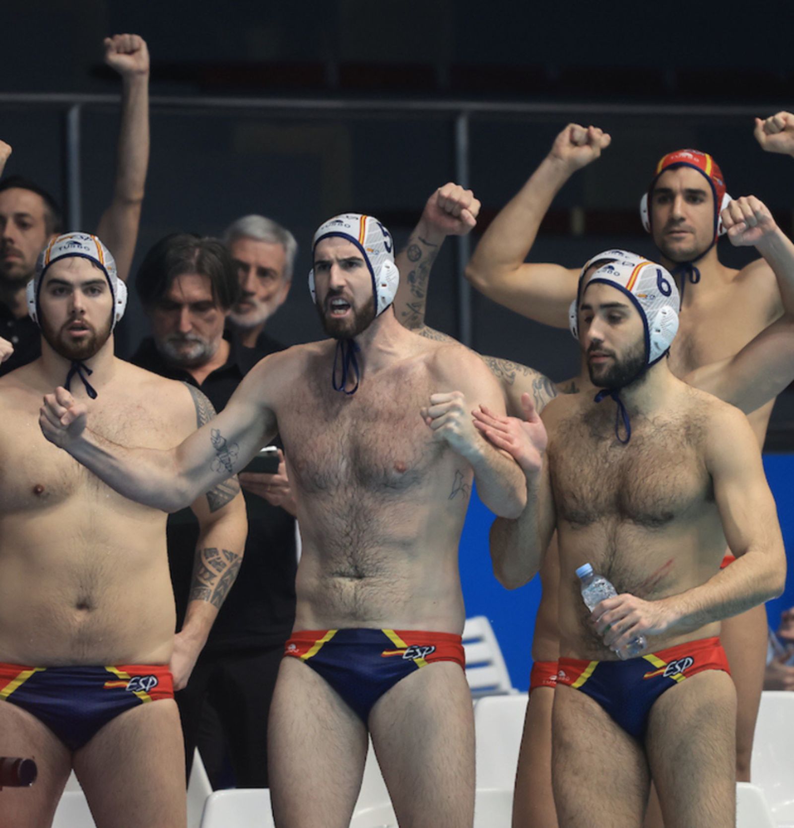 Miguel de Toro celebra desde el banquillo una anotación de la selección española de waterpolo.