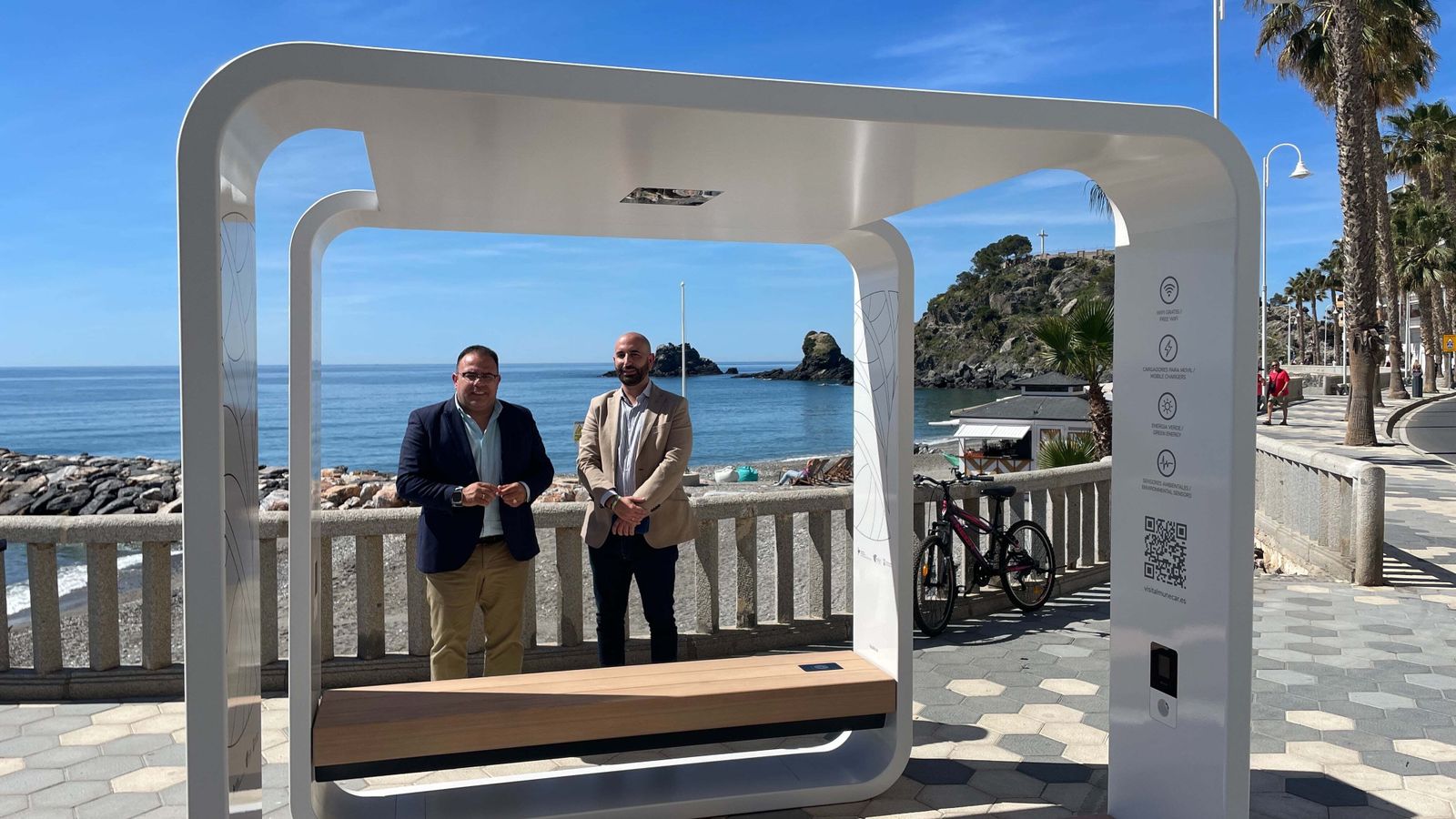 Almuñécar instala ocho ‘smart cubes’ que cargan móviles y ofrecen Wi-Fi gratuitamente