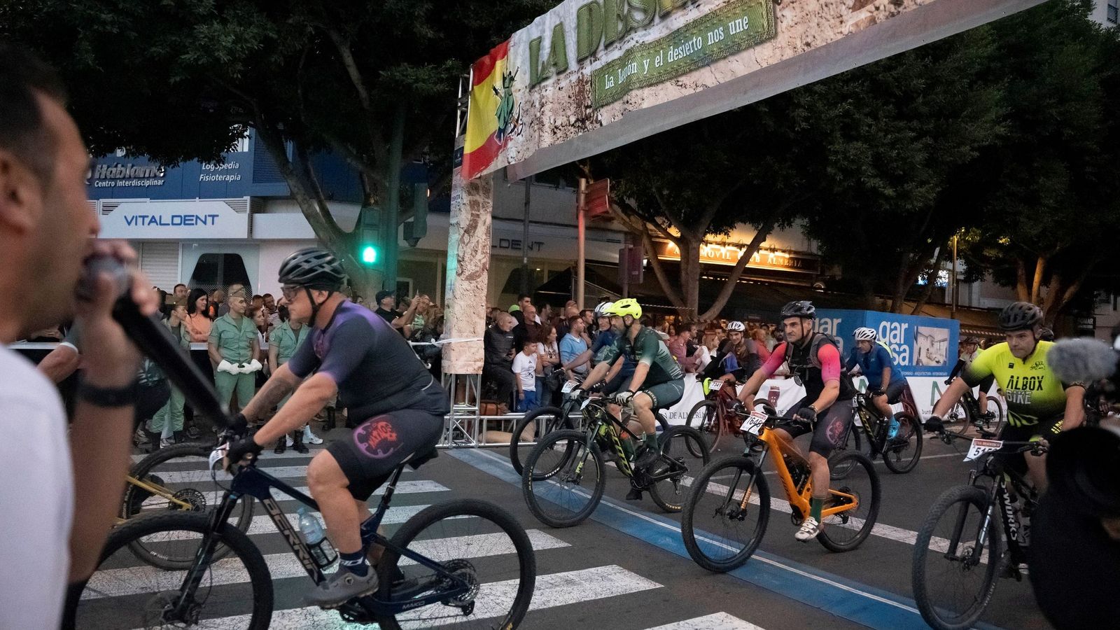 Varios ciclistas toman la salida de La Desértica durante su última edición celebrada el pasado año.