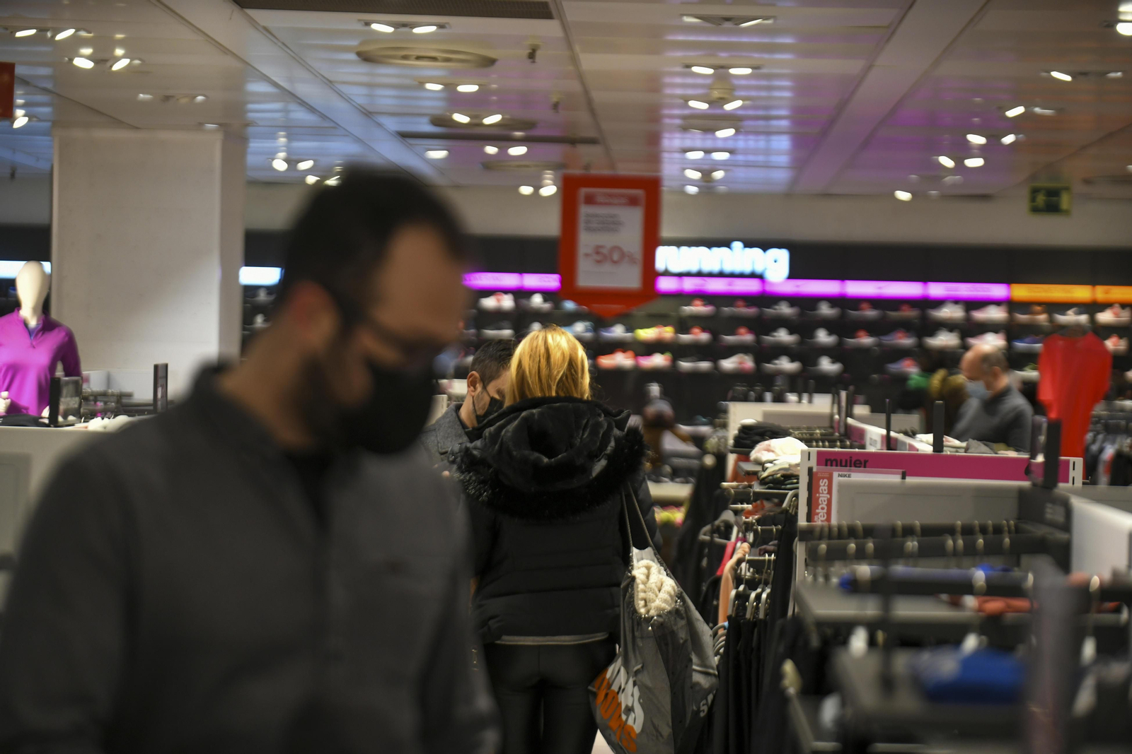 Fotos: el inicio de las rebajas en el Corte Inglés de Granada