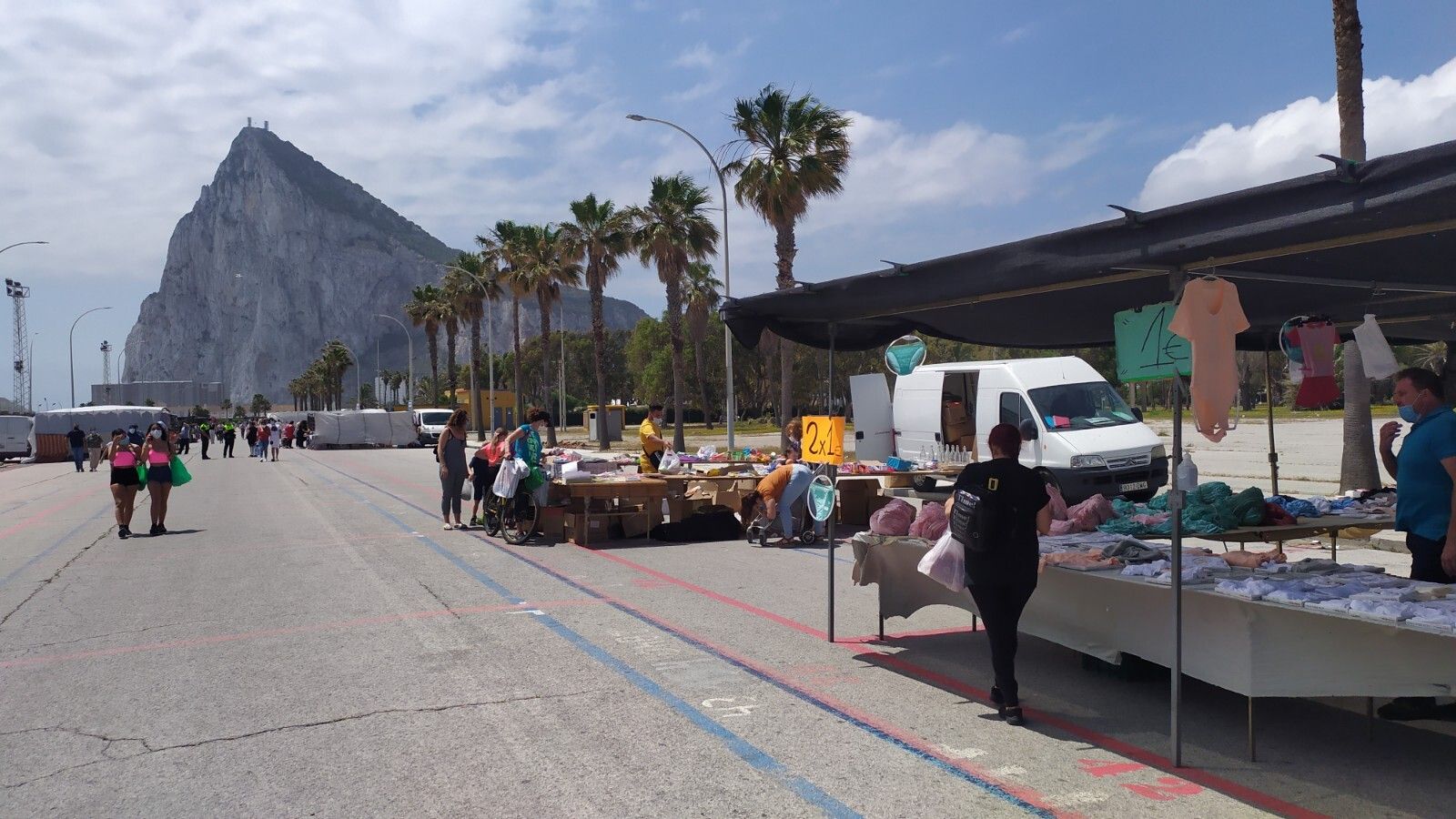 Separación entre los puestos y anchura disponible.