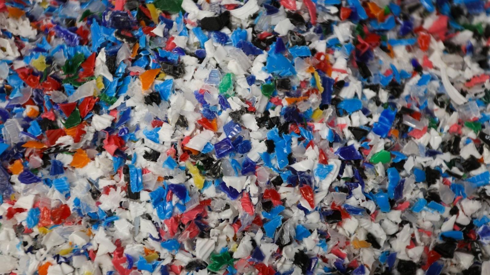 El plástico después de pasar por la trituradora de 'Marea Plastic'.