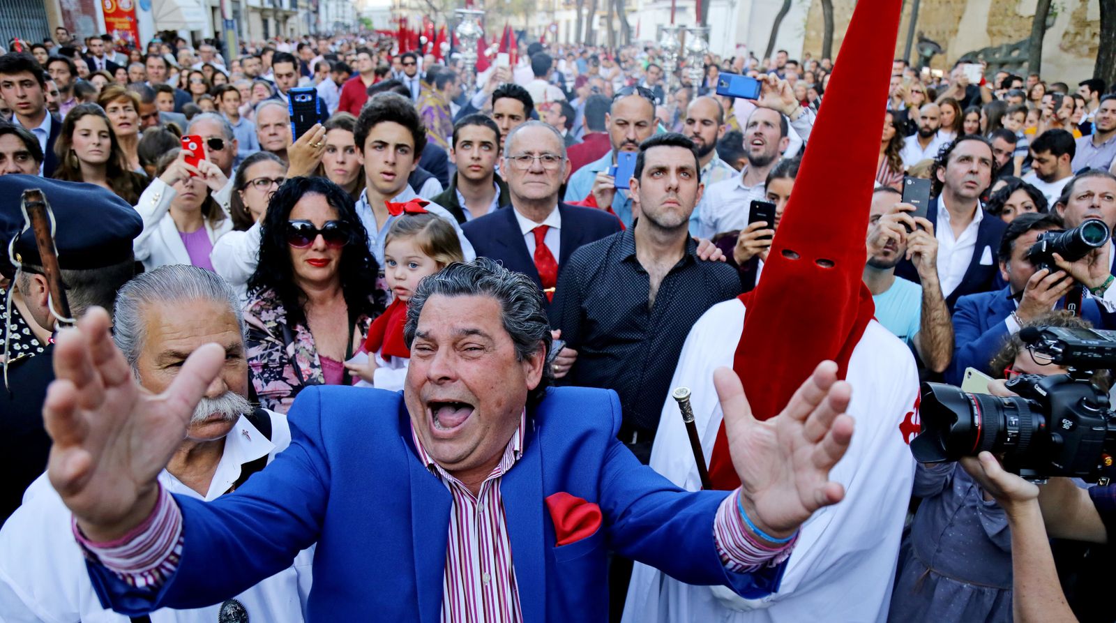El cantaor santiaguero Joaquín ‘El Zambo’ le canta una saeta al Prendimiento cuando el misterio se para en la calle Ancha.