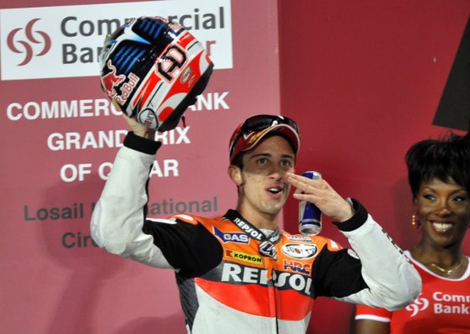 El piloto italiano Andrea Dovizioso firmó una notable actuación en la pista qatarí alzándose con el tercer puesto

Foto: Agencias