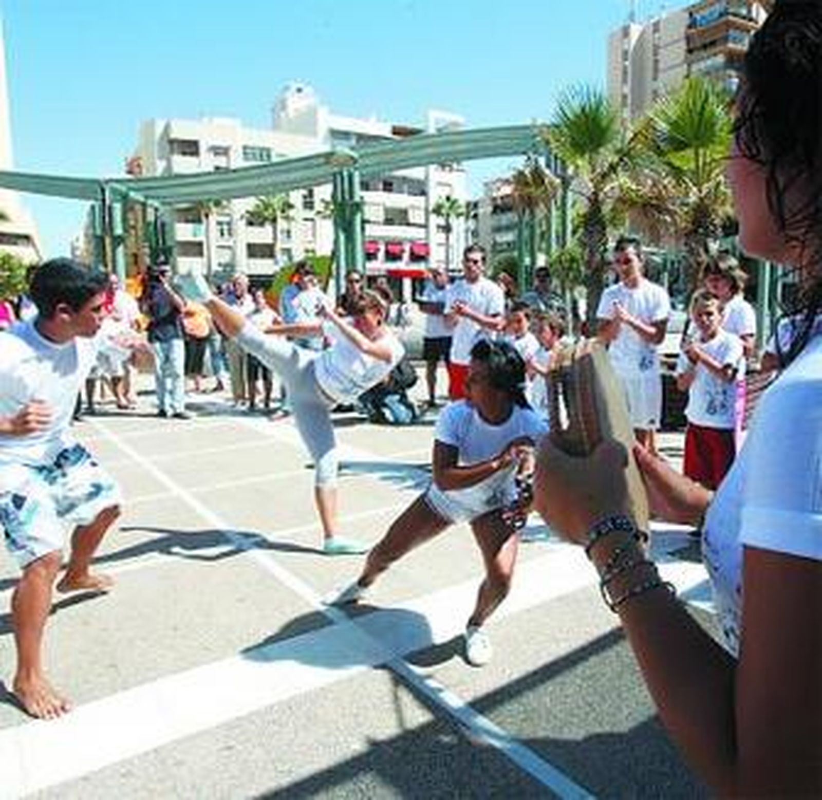 Jóvenes practican  Capoeira, ayer, en Ingeniero La Cierva.