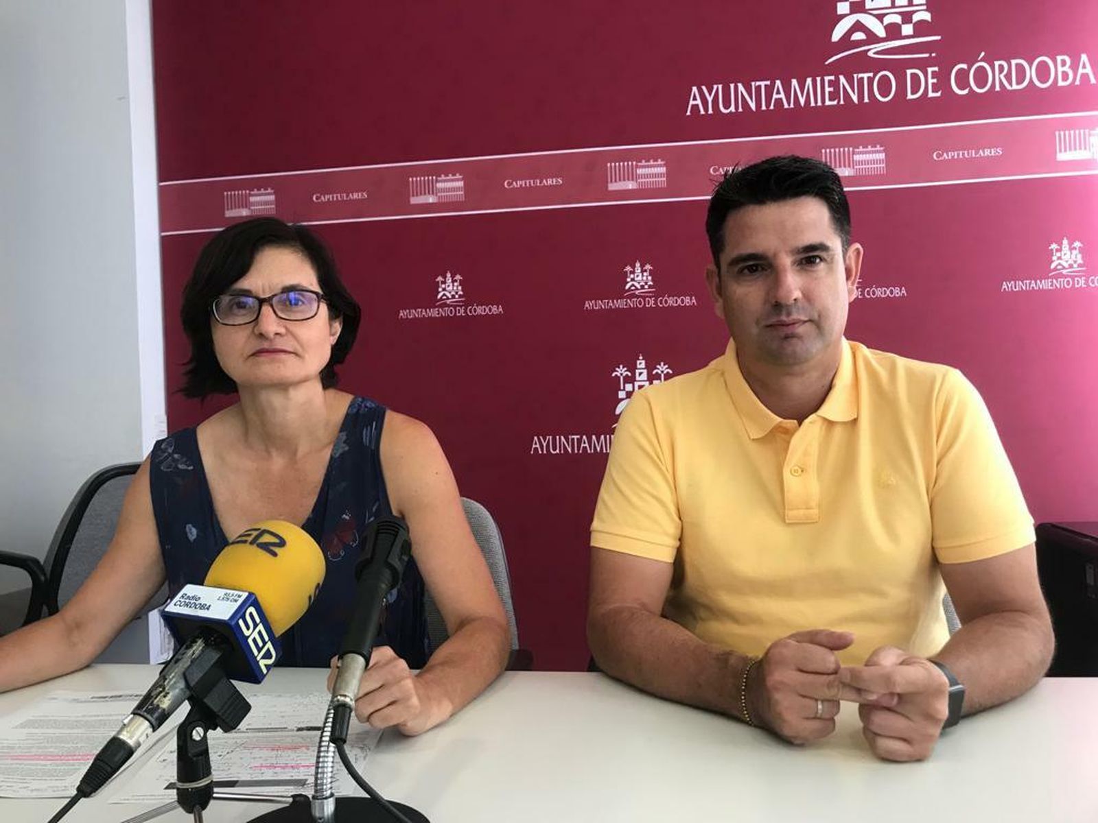 Los concejales de IU Amparo Pernichi y Pedro García, en la sala de prensa del Ayuntamiento.
