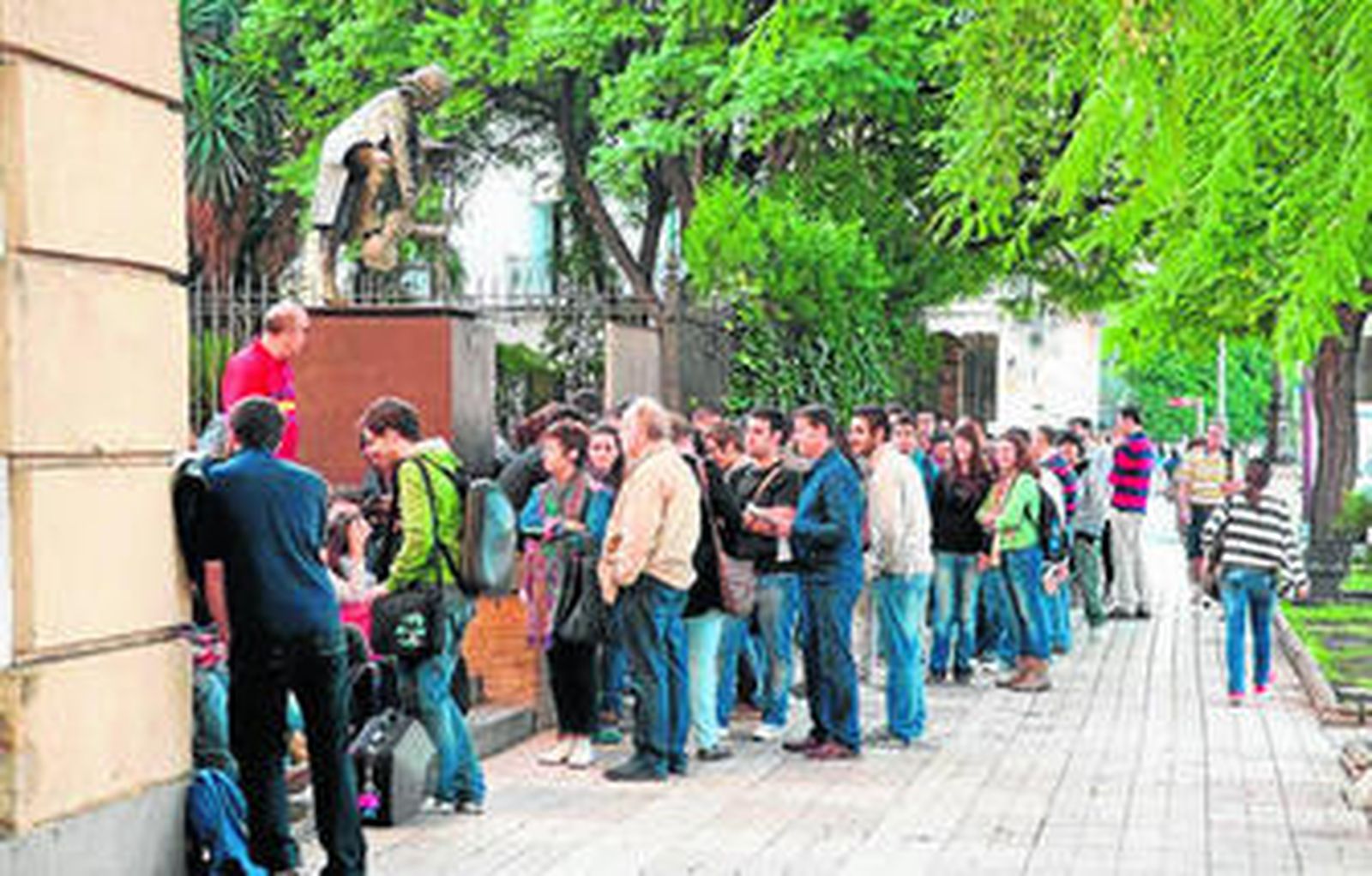 El Paseo de Colón, escenario de las colas para recoger ayer el abono joven.