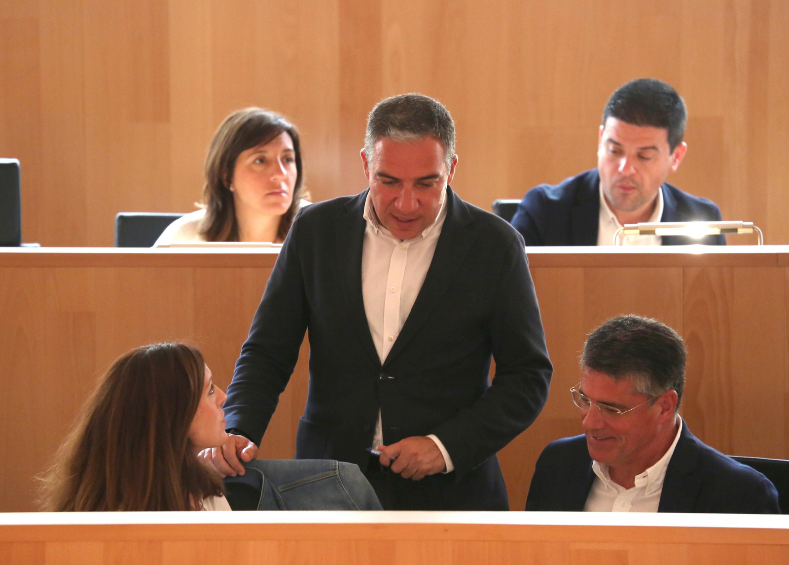 Elías Bendodo conversa ayer con Marina Bravo en el pleno.