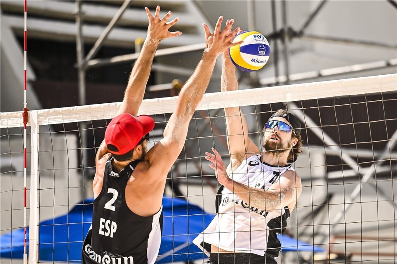 Adrián Gavira trata de bloquear un remate en el duelo ante los canadienses.