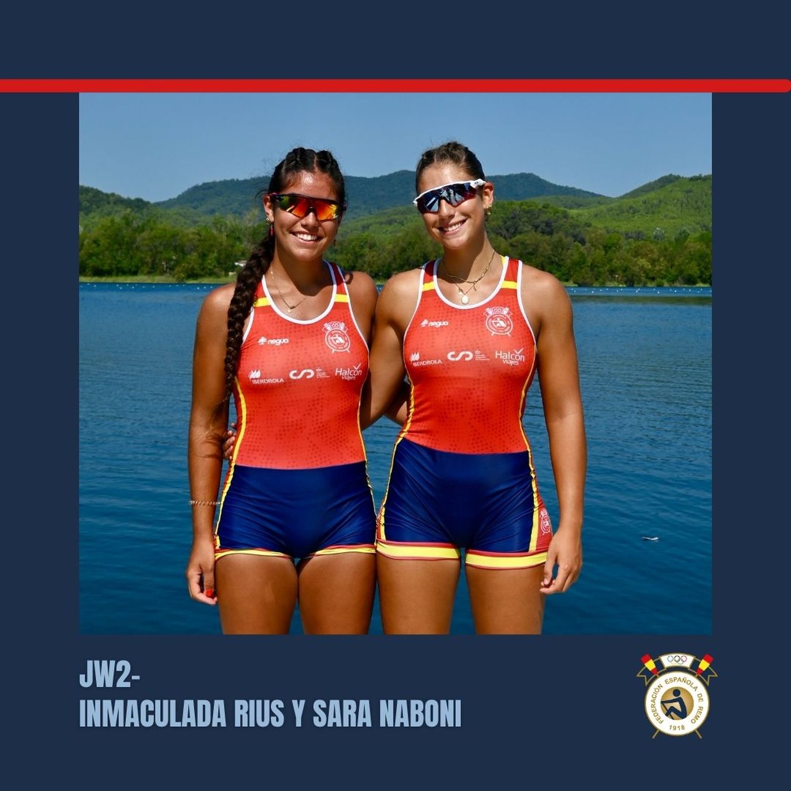 Sara Naboni posa junto a su compañera Inmaculada Rius equipadas con la vestimenta de la selección española.