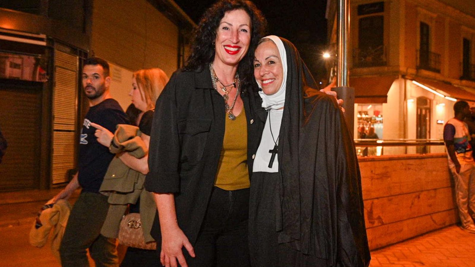 Maria Vázquez con una monja.