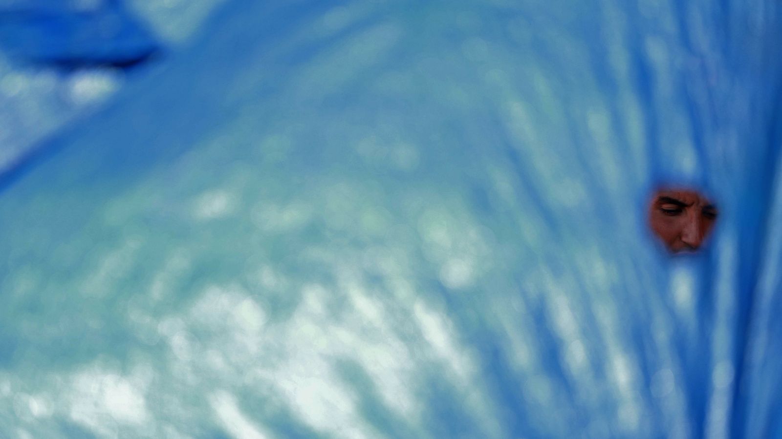 Un migrante rescatado de las aguas del Estrecho descansa en la cubierta de la Concepción Arenal.