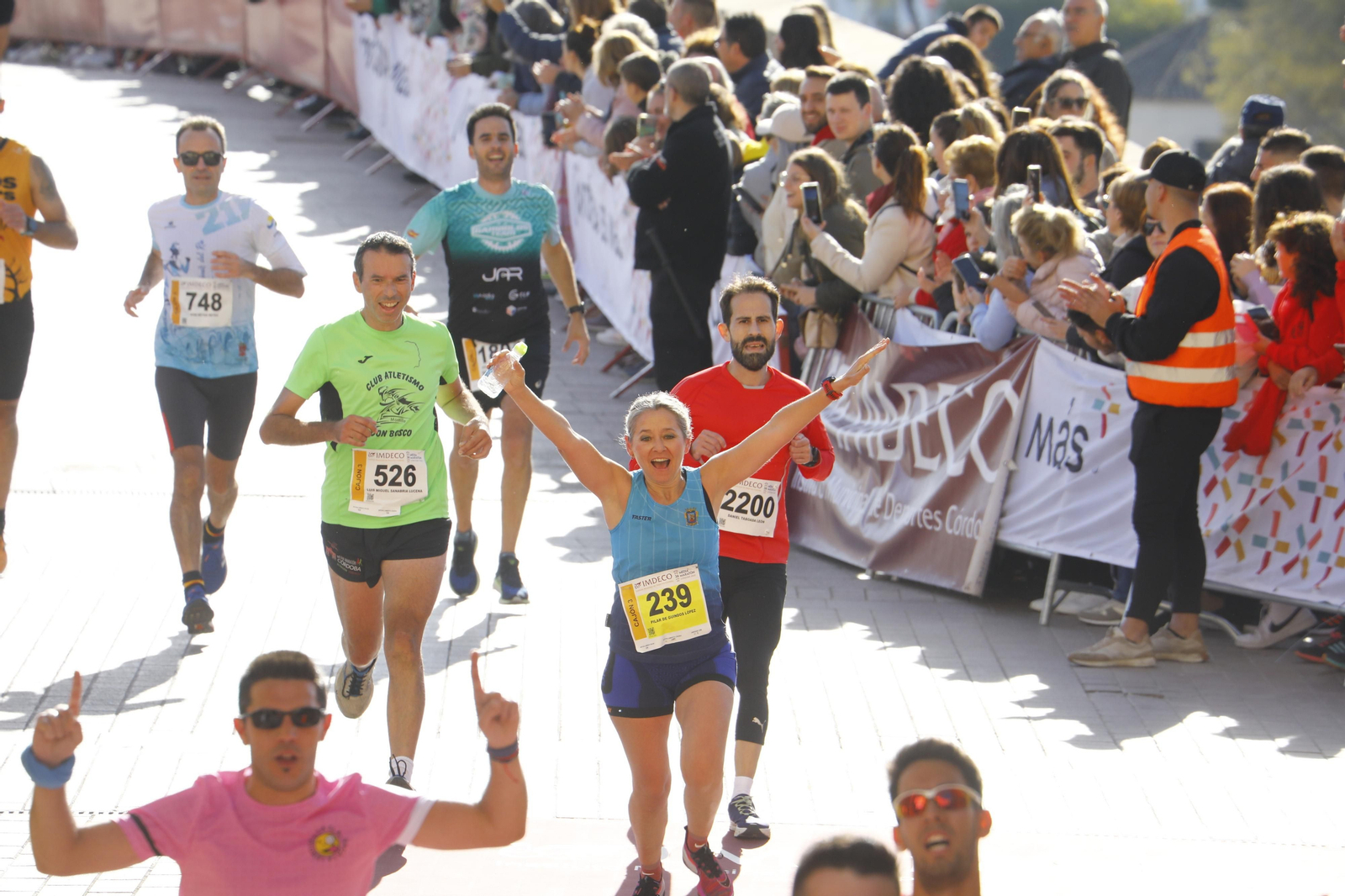 La gloria de cruzar la Puerta del Puente: imágenes de la meta de la 36 Media Maratón de Córdoba