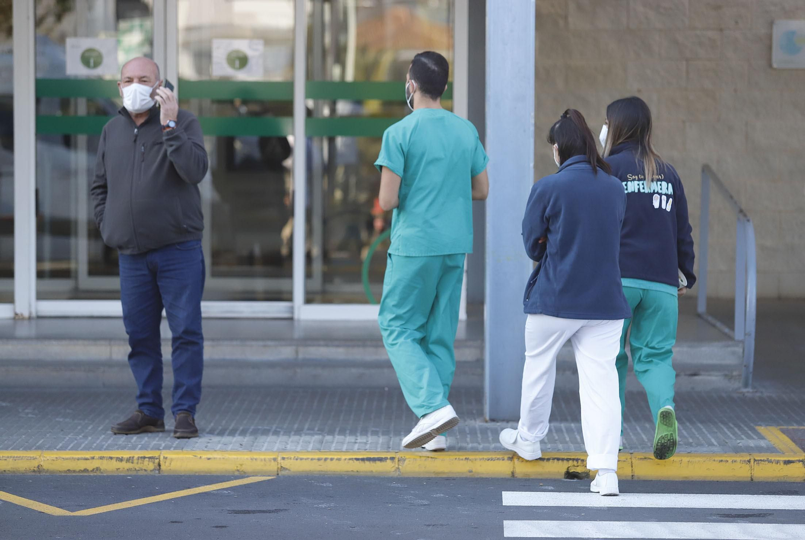Sanitarios en las inmediaciones del hospital Juan Ramón Jiménez.