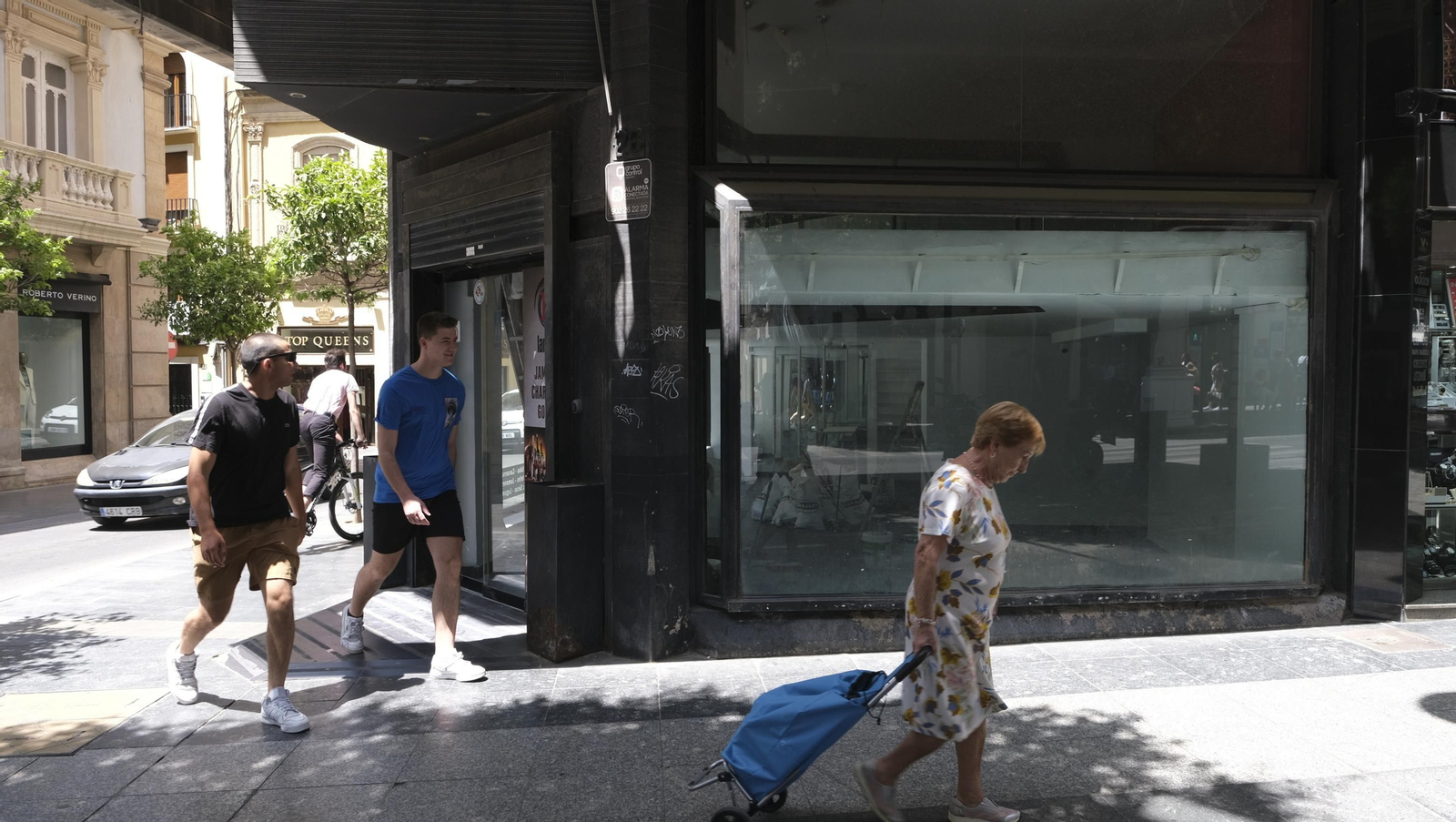 Imágenes de los locales desiertos del Paseo de Almería