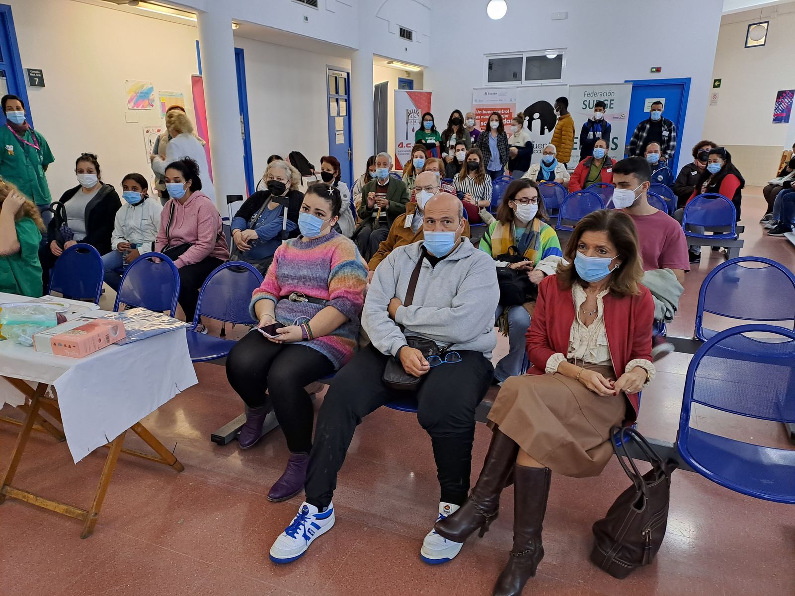 Botella, junto a algunos usuarios del centro de salud Guadalquivir asistentes a un taller.