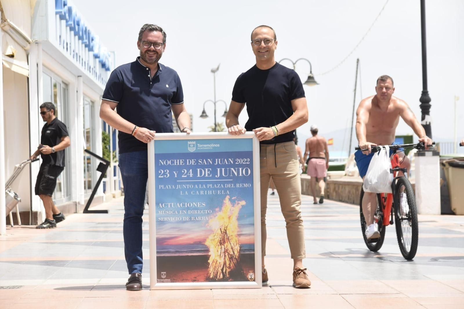 El concejal de Eventos y Tradiciones, José Manuel Ruiz Rivas; y el hermano mayor de la Hermandad de marineros Virgen del Carmen de La Carihuela, Sergio Álvarez.