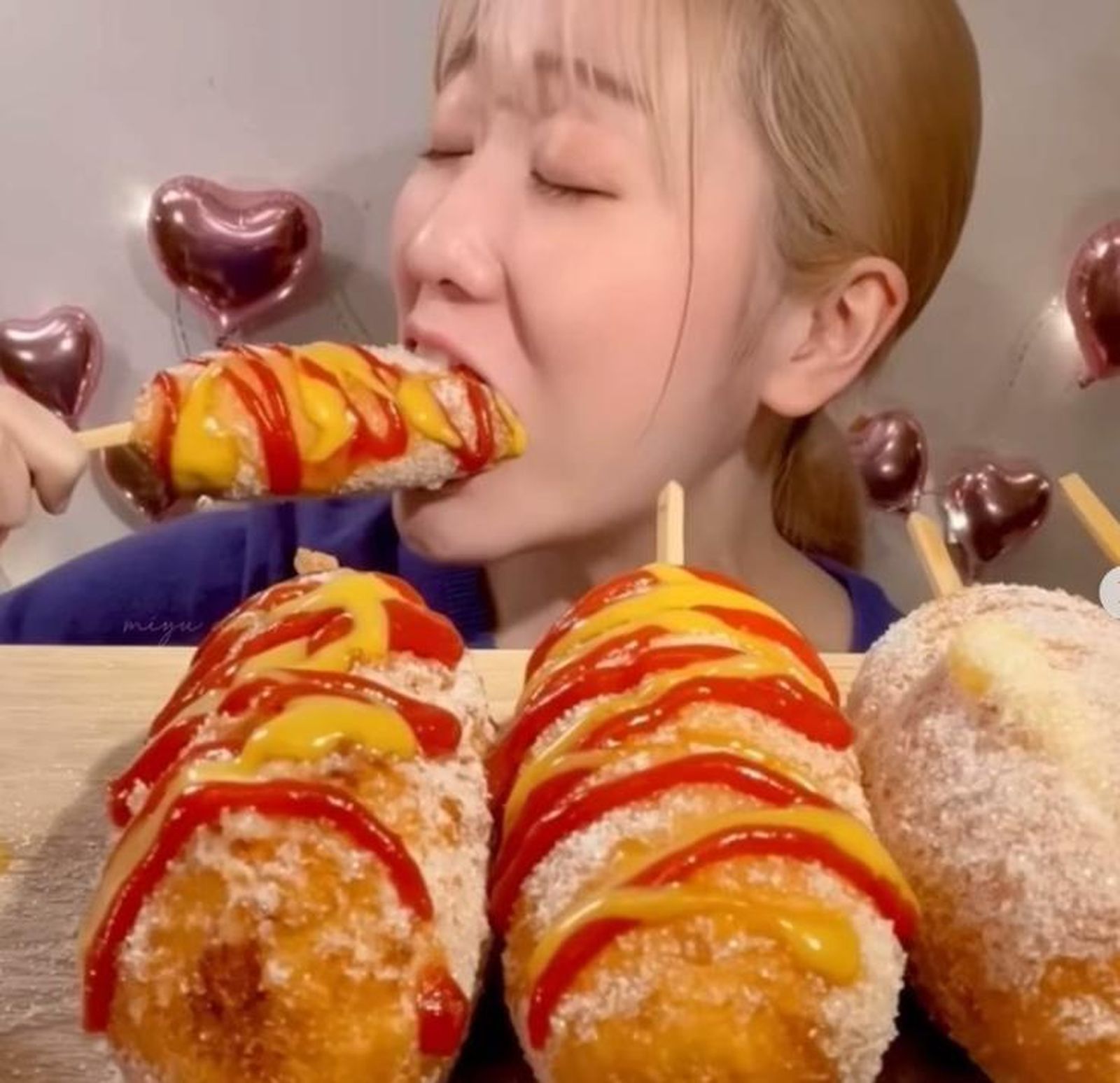 El increíble boom del 'mukbang'  en  Youtube y TikTok: ¿Por qué es tan adictivo ver atracones de comida?