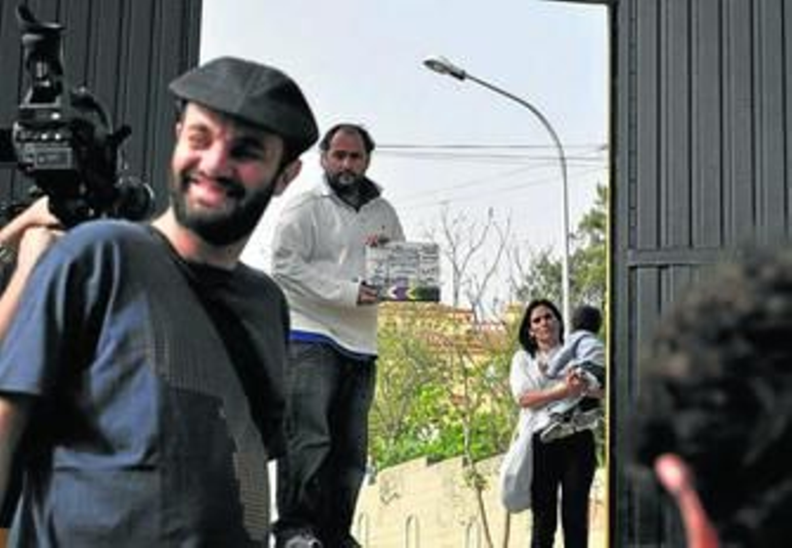 Díaz, en primer término, Pelayo, con la claqueta y Soledad con su hijo Javier, durante el rodaje.