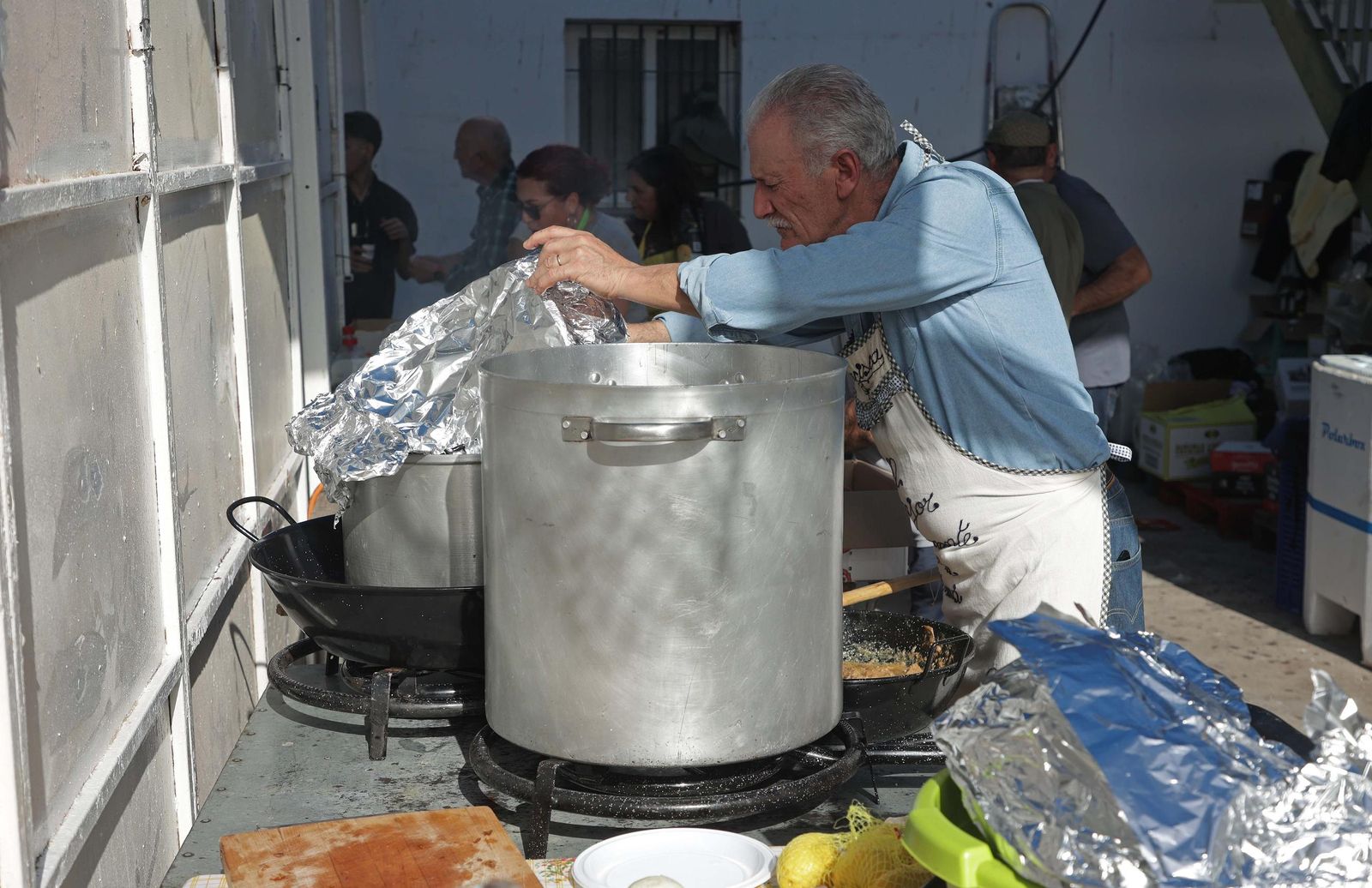 Búscate en las fotos de la Olla de San Isidro en Los Barrios .