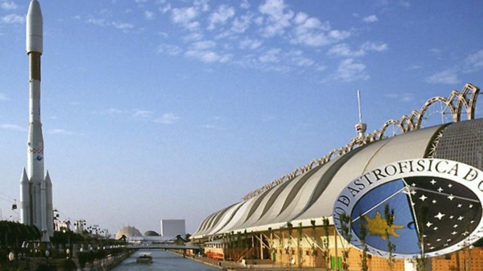 Una imagen de 1992: El pabellón del Futuro, con el canal en funcionamiento y las réplicas del Ariane y la antena del Instituto Andaluz de Astrofísica.