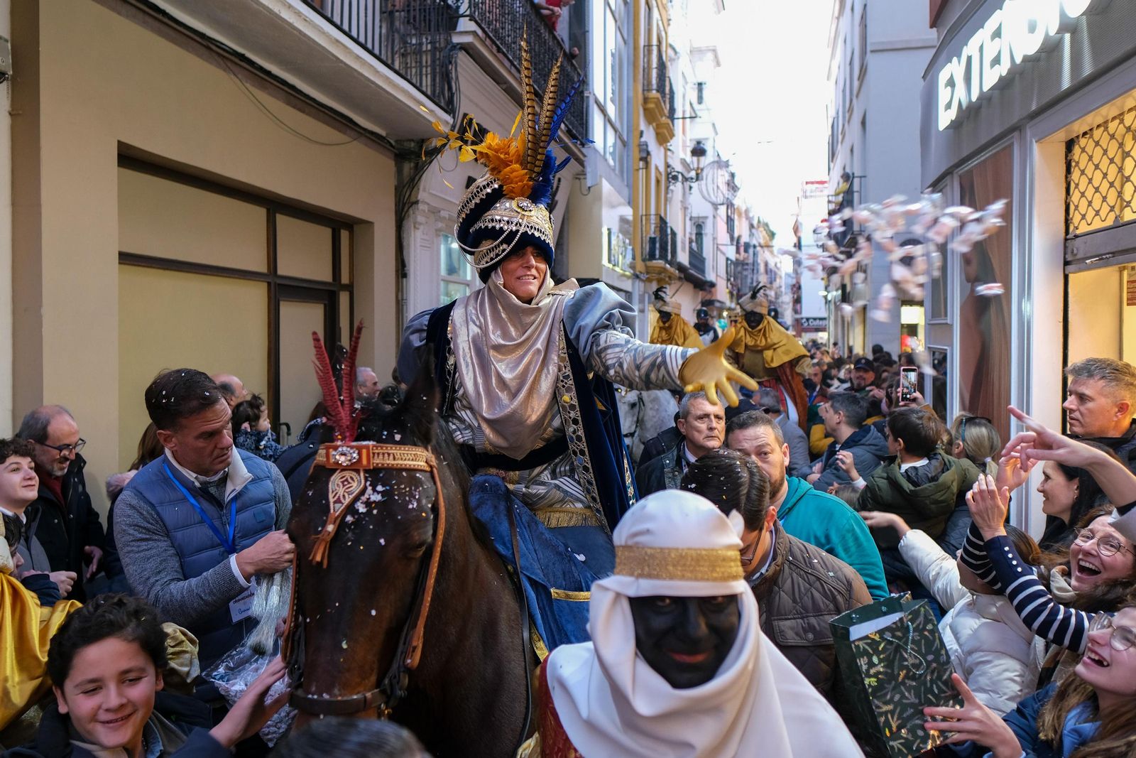 Fotos del Heraldo de los Reyes Magos en la recogida de llaves de la ciudad