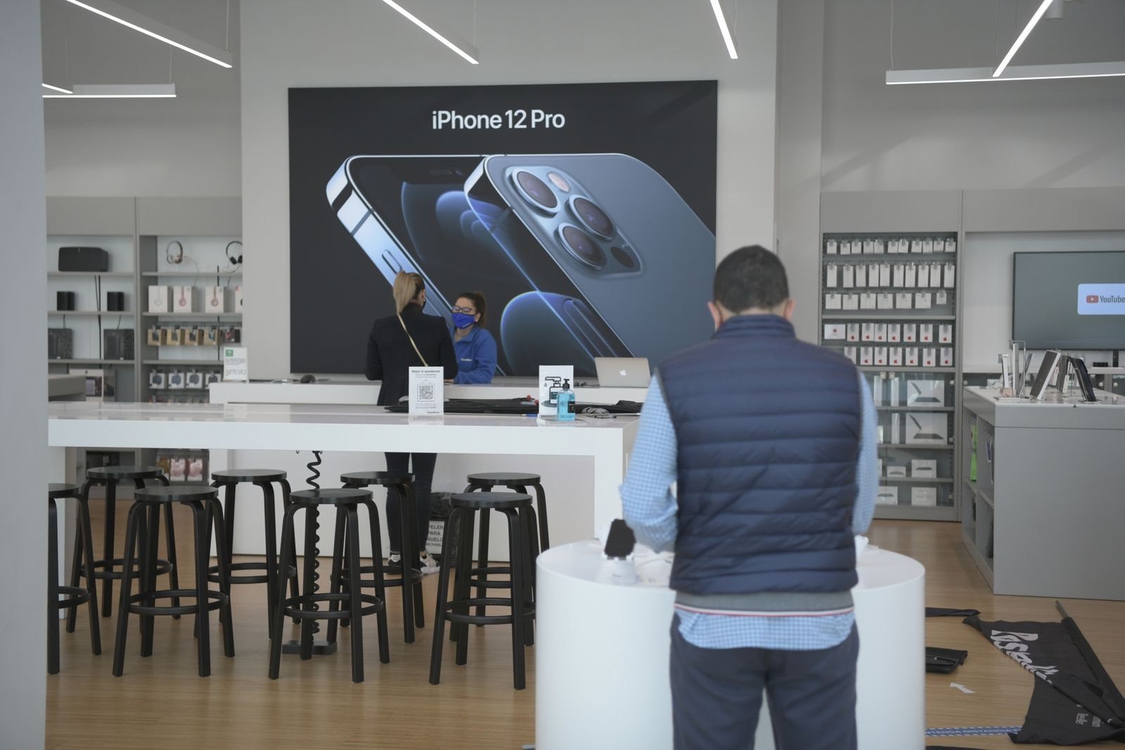 Fotos: El centro comercial Nevada mantiene un hálito de vida el primer día del cierre de comercios