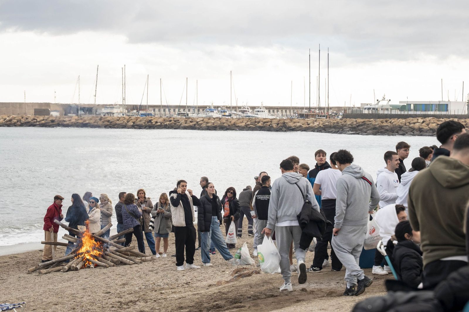 Las moragas reúnen a miles de personas en Roquetas para celebrar el final de año