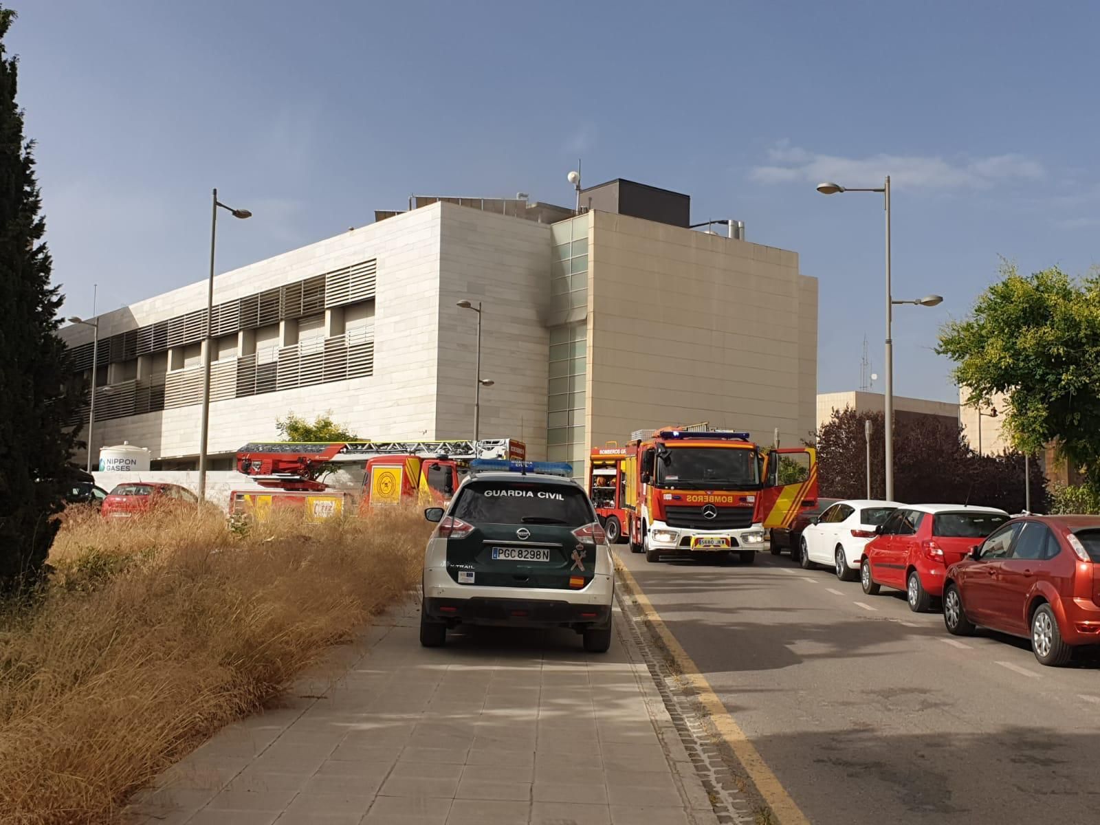 Bomberos y Guardia Civil en el edificio donde se produjo el incendio.