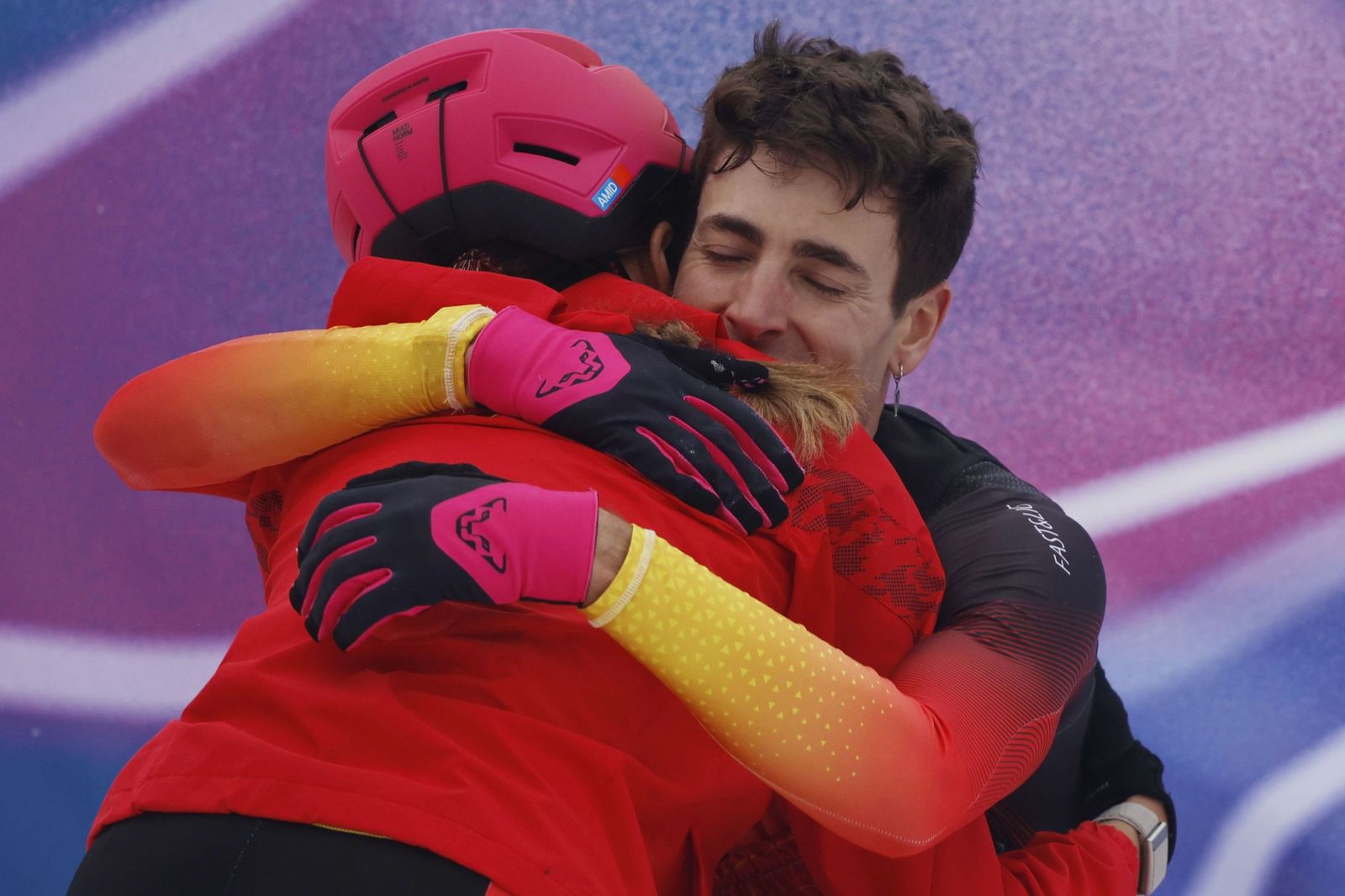 Abrazo de Ana Alonso y Orial Cardona tras la carrera de este sábado